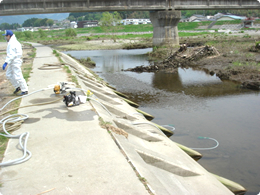 水道が復旧していないため、近くの川から希釈用水をくみ上げて使用。